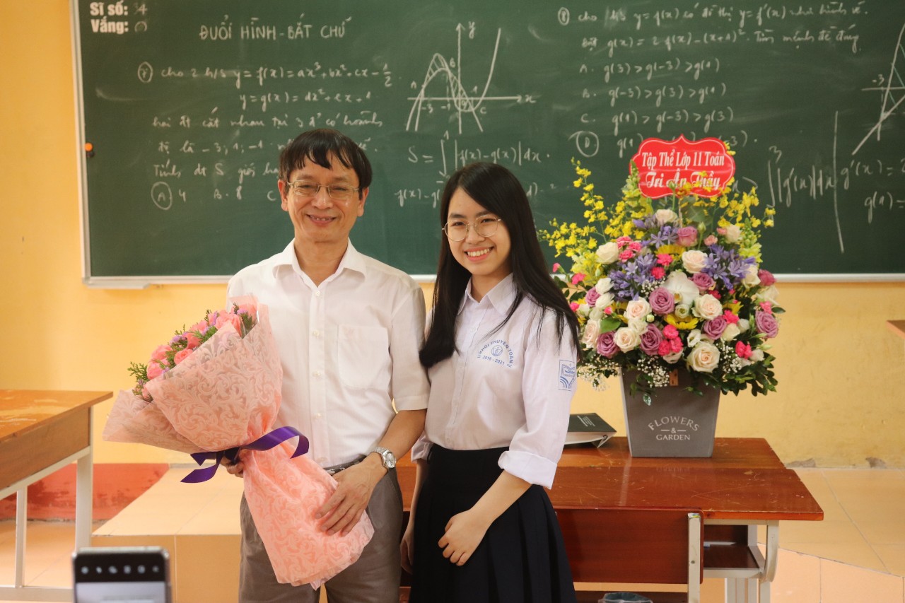Bạn Tô Ngọc Hà- thành viên đội tuyển HSG Quốc gia vượt cấp vui mừng chụp ảnh lưu niệm với Thầy